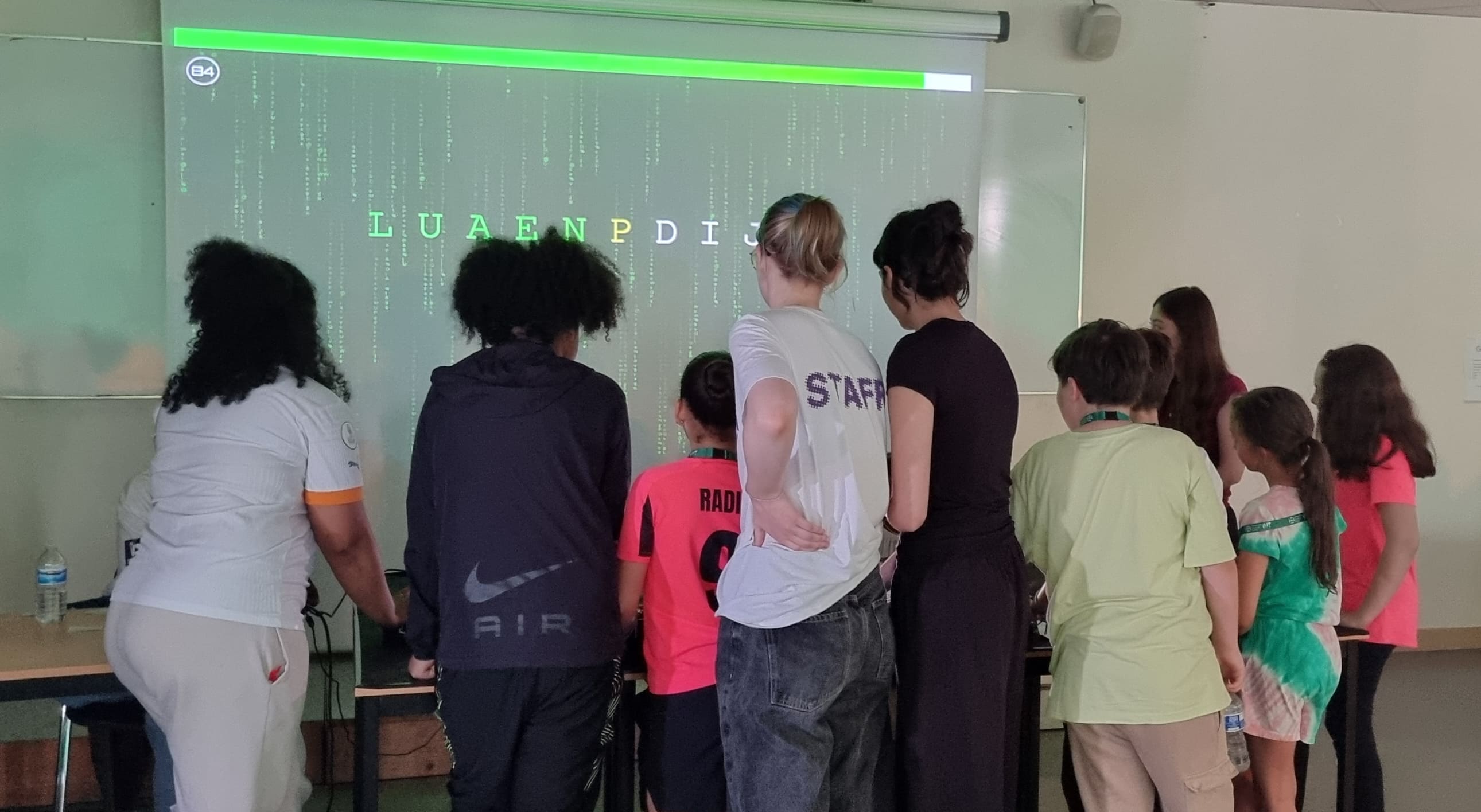 Animateur guidant un groupe pendant l'atelier
